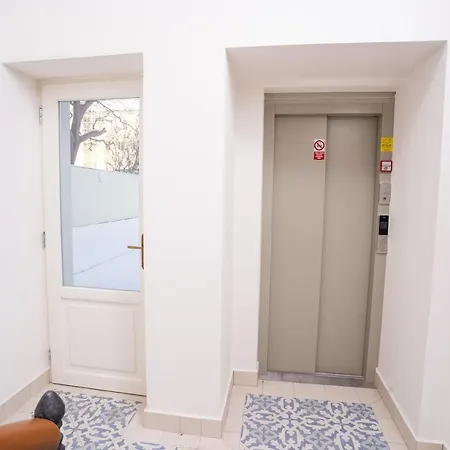 Days - One-bedroom With Netflix And Balcony In Vinohrady *
