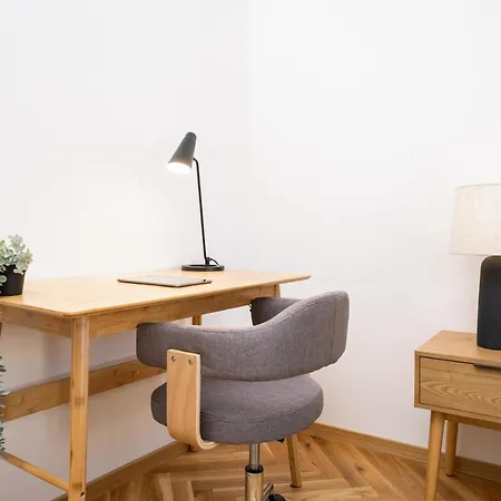 Apartment Days - Bright Flat - Small Balcony - Quiet Area Prague