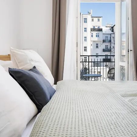 Days - Bright Flat - Small Balcony - Quiet Area Prague