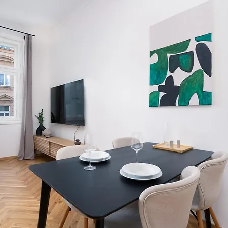 Days - Bright Flat - Small Balcony - Quiet Area Apartment Prague