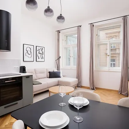 Days - Bright Flat - Small Balcony - Quiet Area Apartment