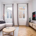 Days - One-bedroom With Netflix And Balcony In Vinohrady Διαμέρισμα *